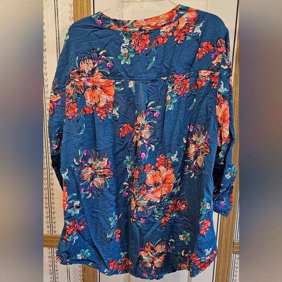 Torrid Harper size 1 plus Blue Floral Short Sleeve Button Accent Flowy Shirt 3/4 - Picture 4 of 7